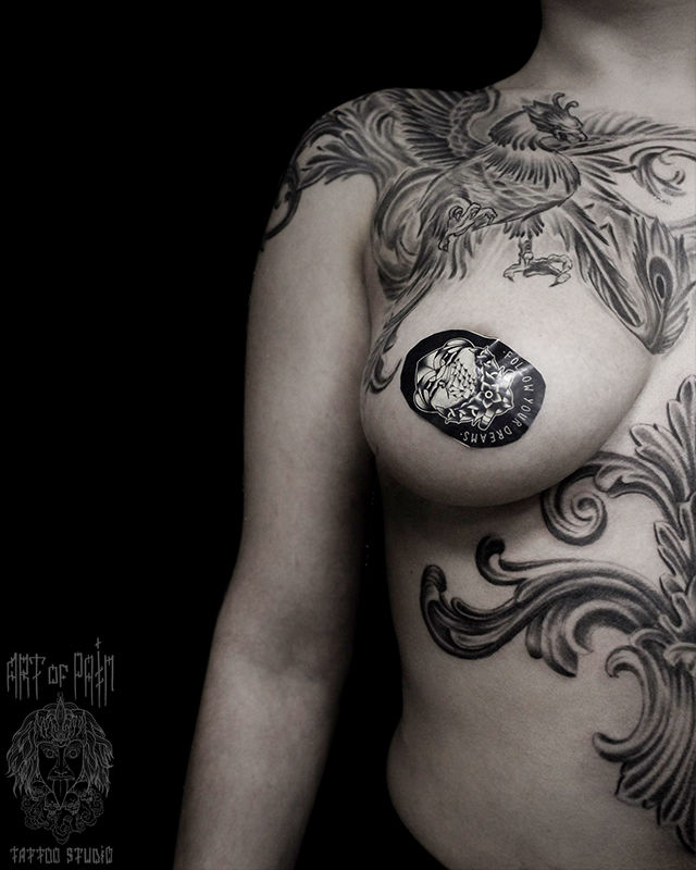 Татуировка женская графика на груди птица феникс – Мастер тату: Юрий Хандрыкин