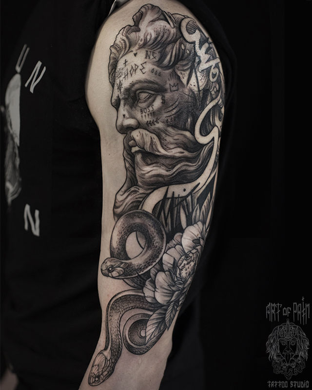 Татуировка мужская графика на плече посейдон и змеи – Мастер тату: 
