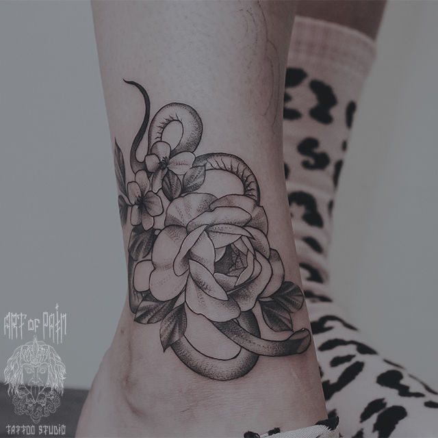 Татуировка женская графика на щиколотке змея и цветок – Мастер тату: 