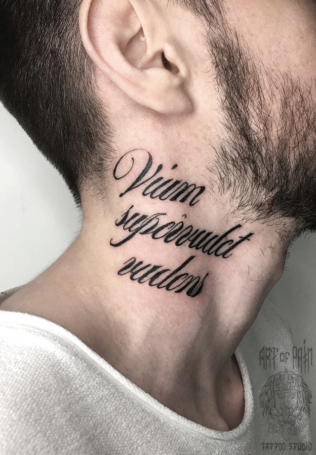 Татуировка мужская леттеринг на шее надпись – Мастер тату: 