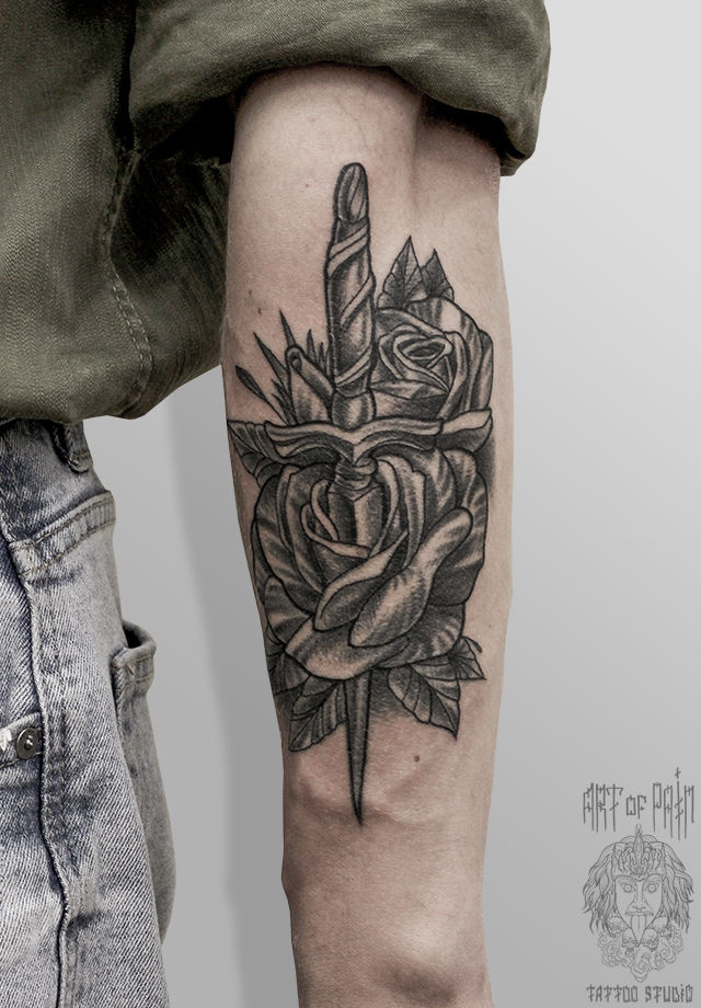 Татуировка мужская графика на предплечье роза и кинжал – Мастер тату: 