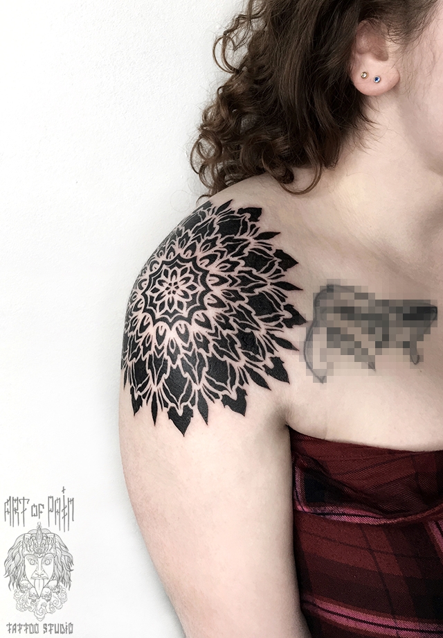 Татуировка женская орнаментал на плече мандала – Мастер тату: Максим Север