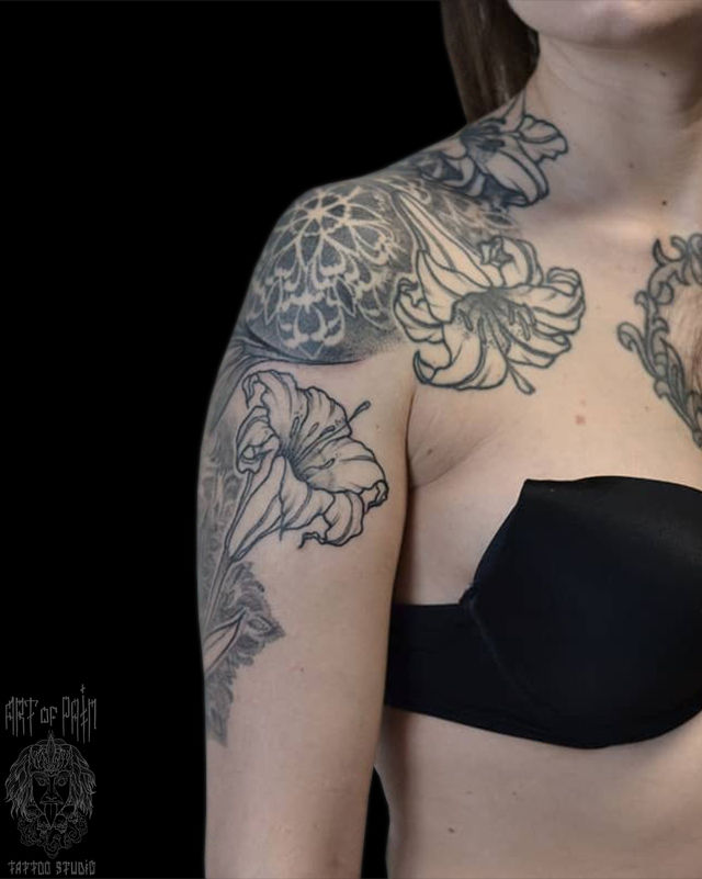 Татуировка женская графика на плече лилии и орнамент – Мастер тату: Надежда Полякова