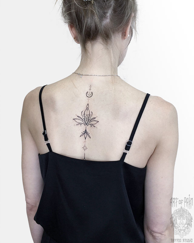 Татуировка женская графика на спине узор и лунница – Мастер тату: Максим Север