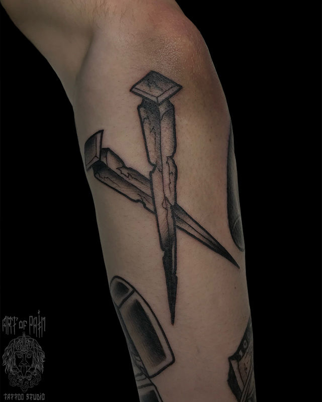 Татуировка мужская олд скул на руке кол – Мастер тату: Иван Алемасов