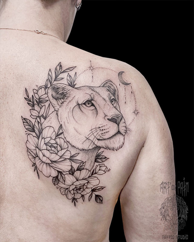 Татуировка женская графика на лопатке львица – Мастер тату: Мария Котова