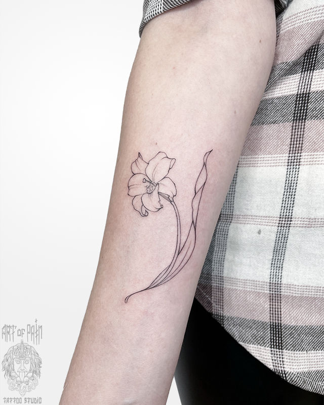 Татуировка женская графика на предплечье цветы – Мастер тату: Максим Север