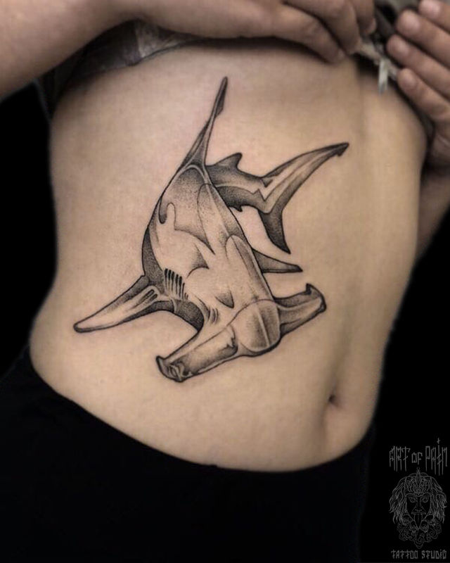 Татуировка женская графика на боку акула – Мастер тату: Мария Челнокова