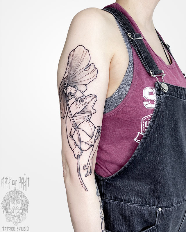 Татуировка женская графика на плече лягушка – Мастер тату: Максим Север