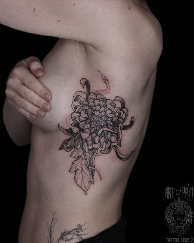 Татуировка женская графика на боку хризантема и змейка – Мастер тату: Надежда Полякова