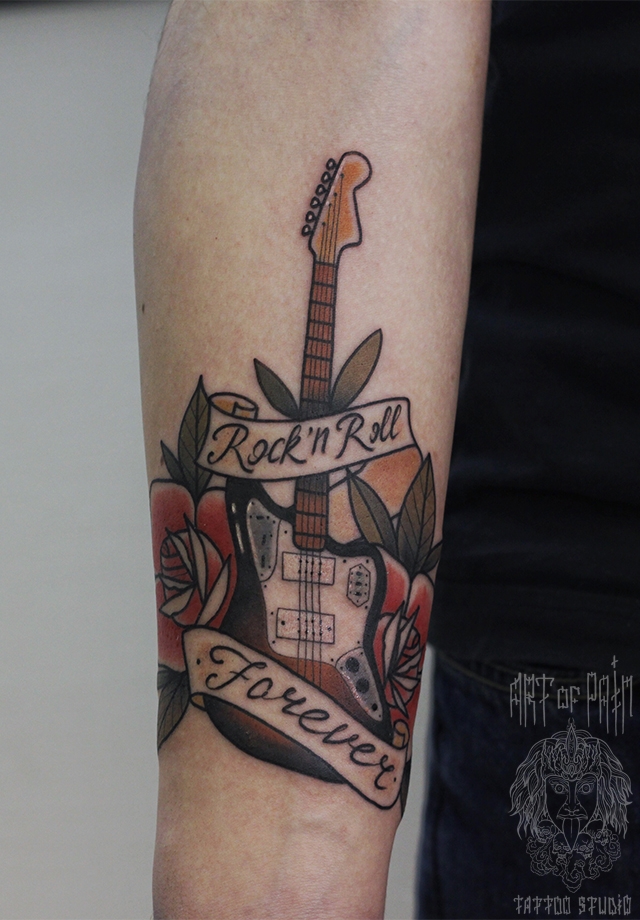 Татуировка мужская олд скул на предплечье гитара – Мастер тату: Марк Акулов