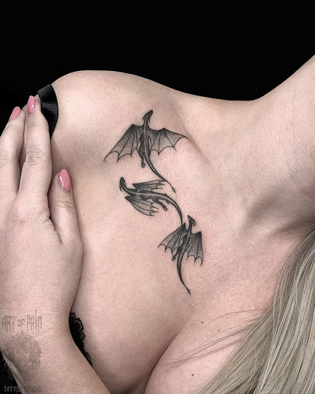 Татуировка женская графика на ключице драконы – Мастер тату: Мария Челнокова