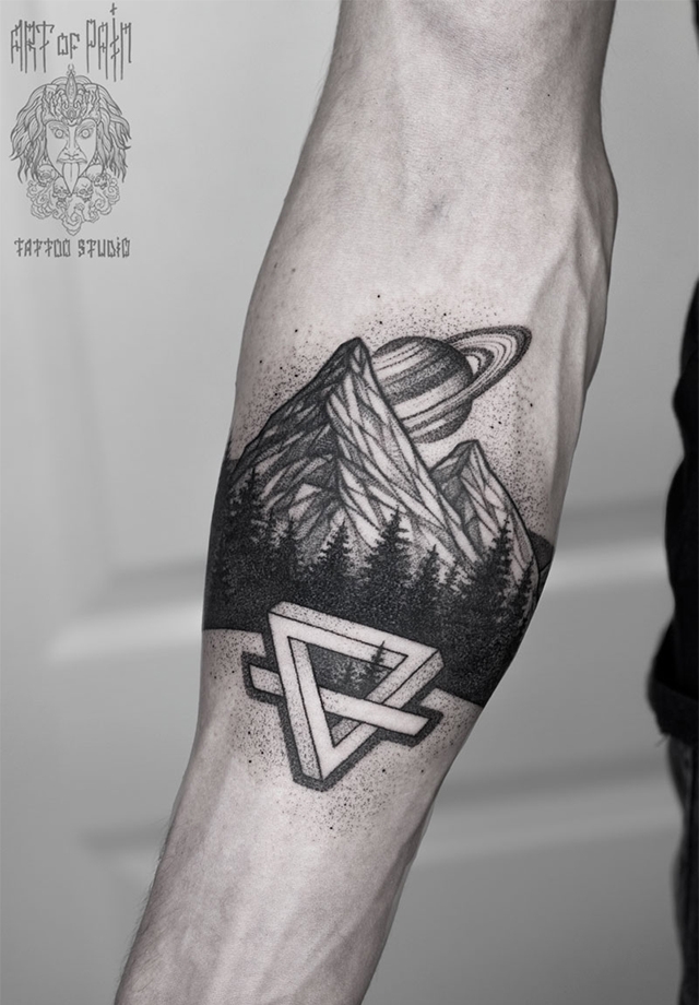 Татуировка мужская графика на предплечье горы, треугольник, сатурн – Мастер тату: 