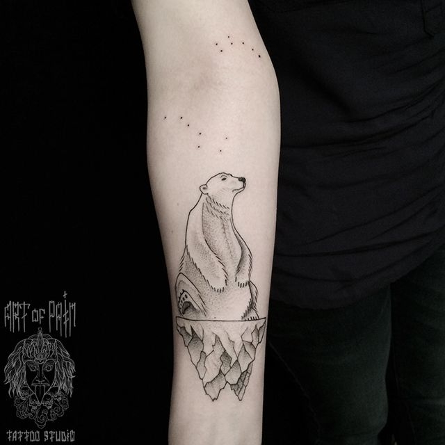 Татуировка женская графика на предплечье белый медведь на льдине – Мастер тату: 