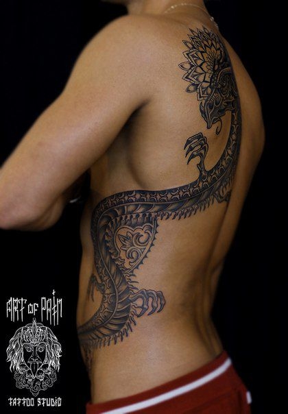 Татуировка мужская графика на боку дракон и узор – Мастер тату: 