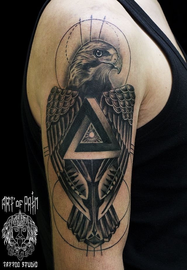 Татуировка мужская графика на плече орёл и треугольник – Мастер тату: 