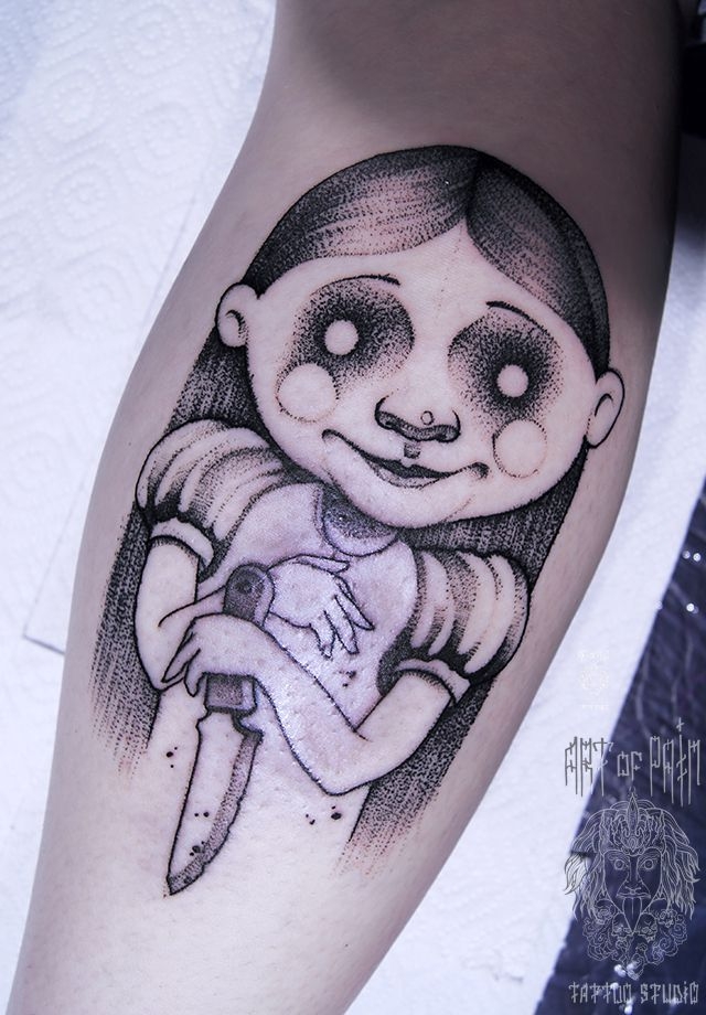 Татуировка мужская графика на предплечье Алиса с ножом – Мастер тату: 