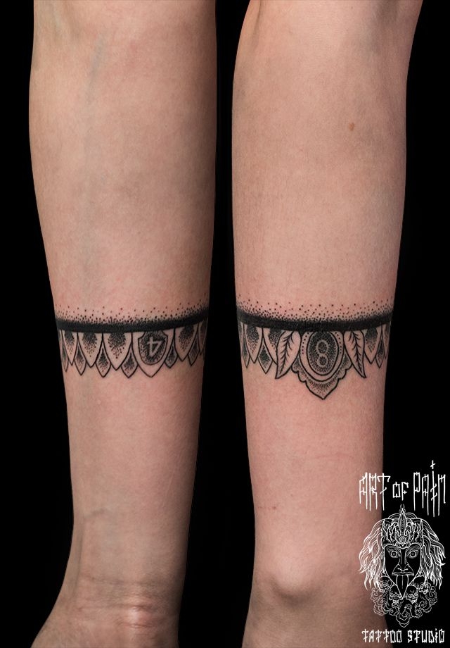 Татуировка женская графика на предплечье браслет с листьями – Мастер тату: 