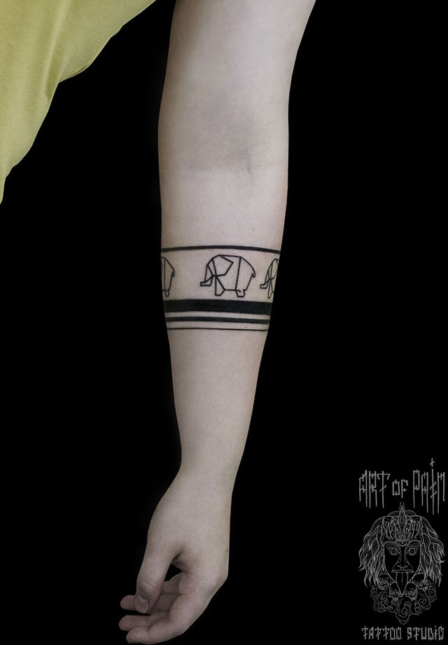 Татуировка женская графика на предплечье браслет со слонами – Мастер тату: 