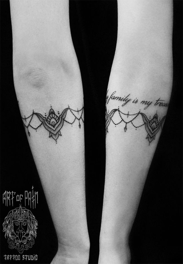 Татуировка женская графика на предплечье браслет с надписью – Мастер тату: 