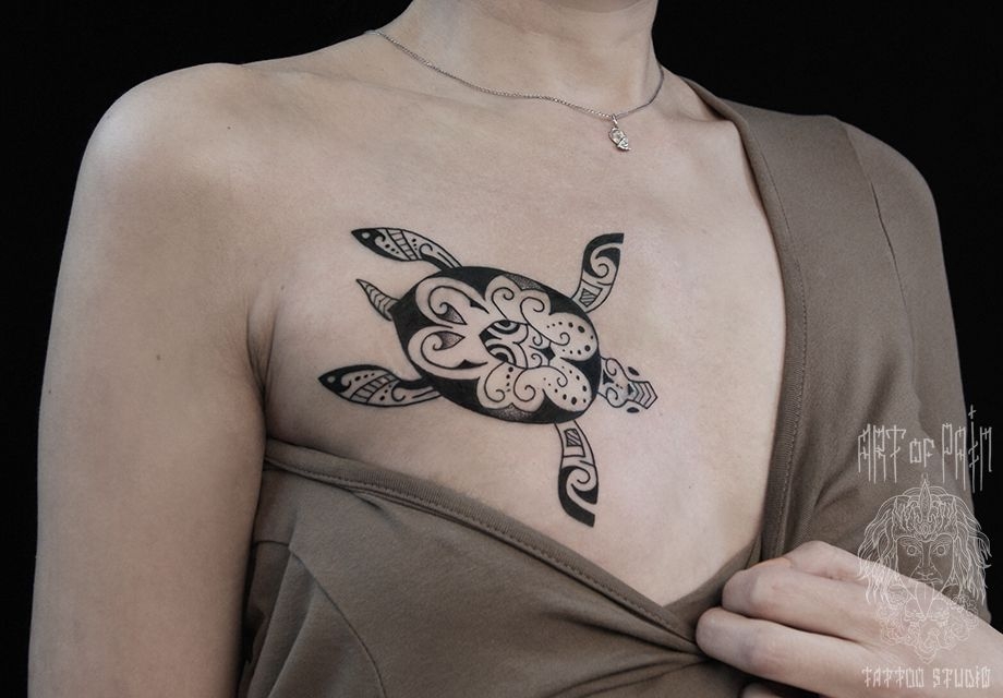 Татуировка женская графика на груди черепаха – Мастер тату: 