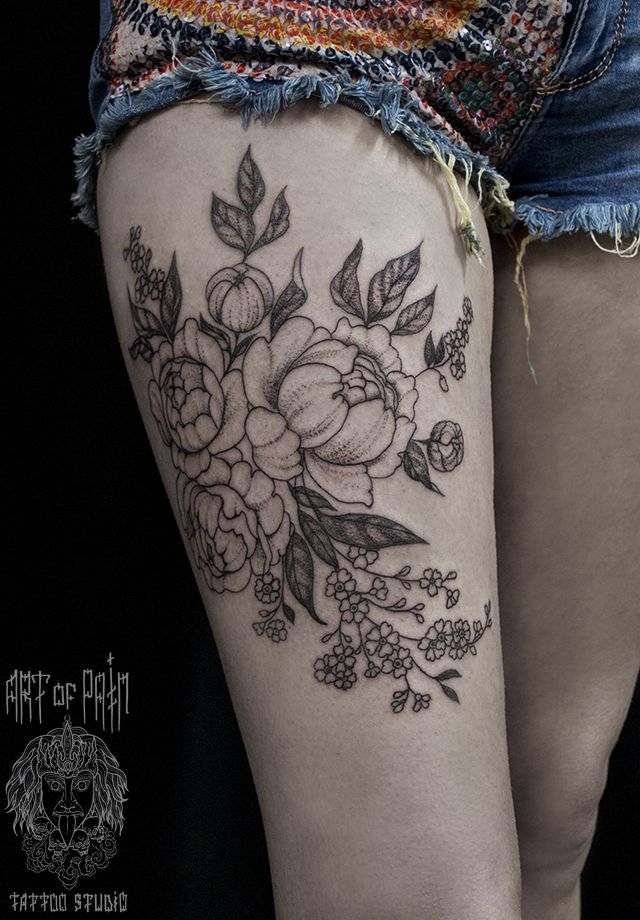 Татуировка женская графика на бедре пионы и полевые цветы – Мастер тату: 