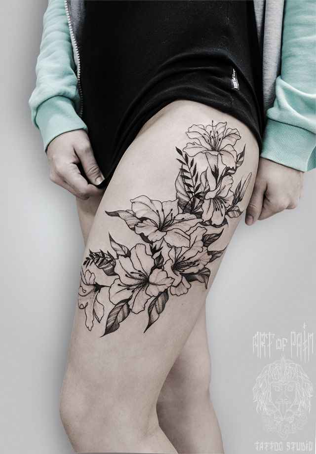 Татуировка женская графика на бедре белые лилии – Мастер тату: 