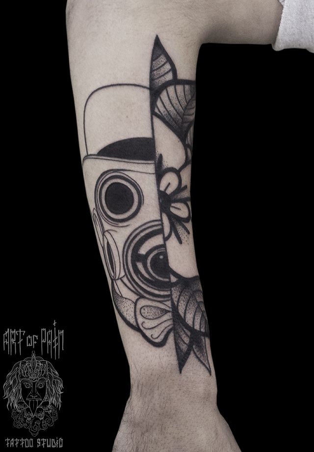Татуировка мужская графика на предплечье цветок и респиратор – Мастер тату: 