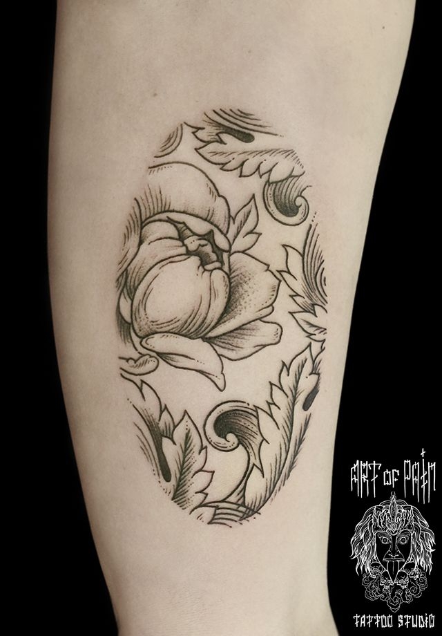 Татуировка женская графика на предплечье цветок в овальной рамке – Мастер тату: 