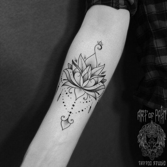 Татуировка женская графика на предплечье цветок лотоса – Мастер тату: 