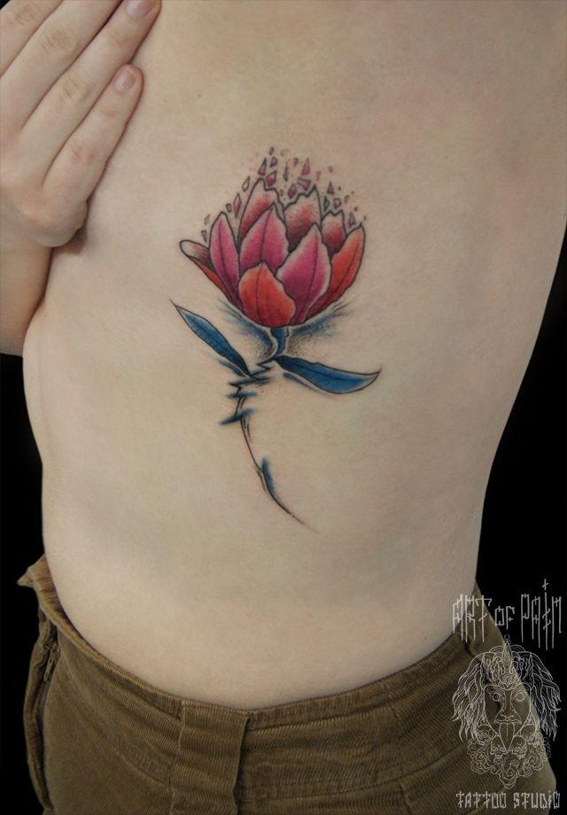 Татуировка женская графика на ребрах цветок-фэнтези – Мастер тату: 