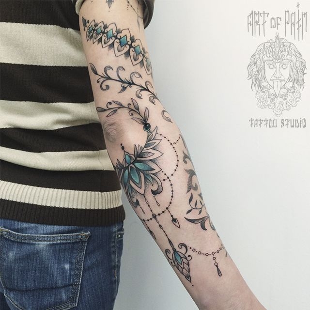 Татуировка женская графика на руке узор с цветами – Мастер тату: 