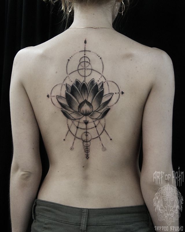 Татуировка женская графика на спине композиция с цветком лотоса – Мастер тату: 