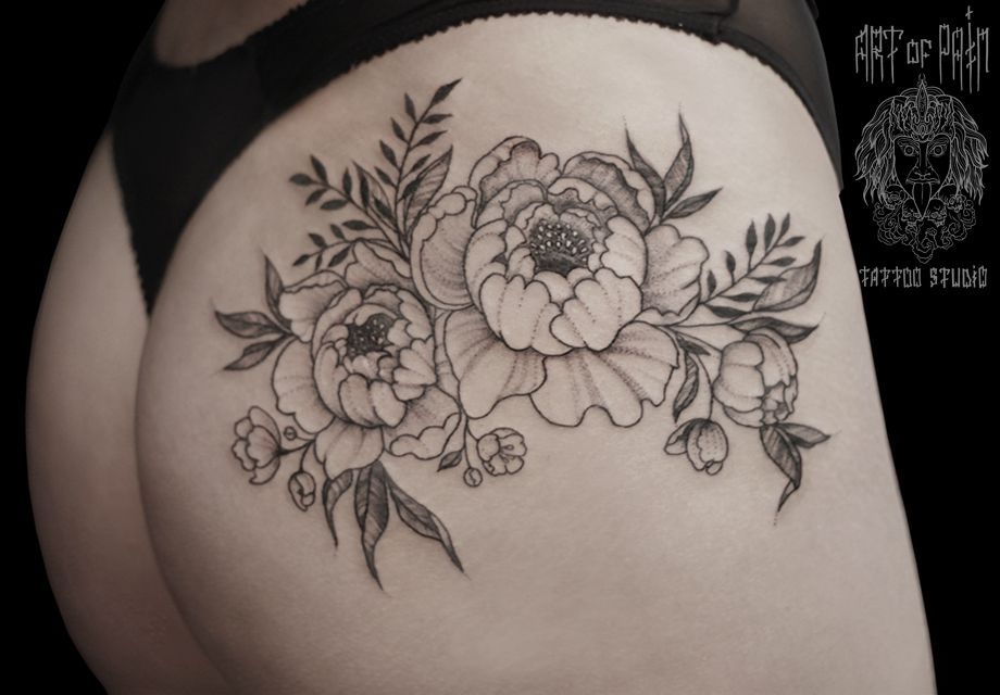 Татуировка женская графика на ягодице цветы – Мастер тату: 