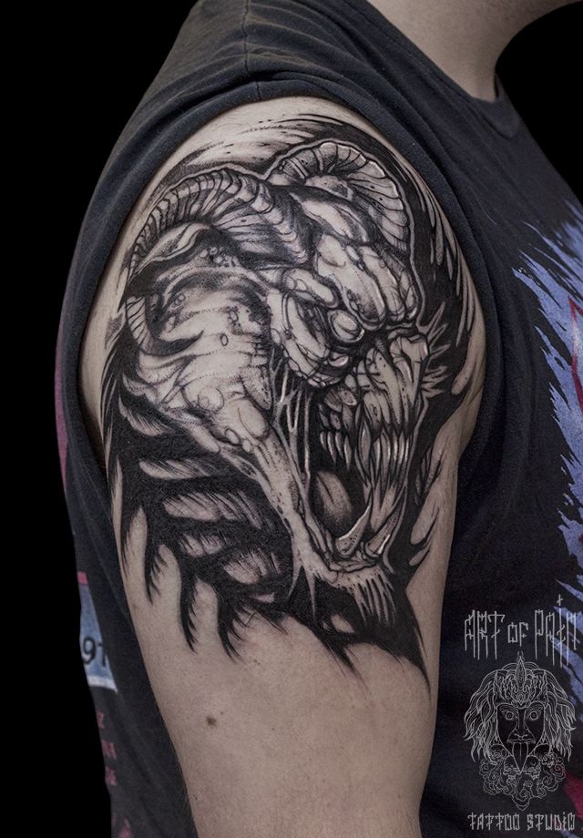 Татуировка мужская графика на плече демон с рогами – Мастер тату: 