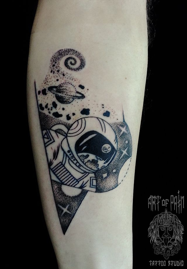 Татуировка мужская графика на предплечье космонавт и планеты – Мастер тату: 