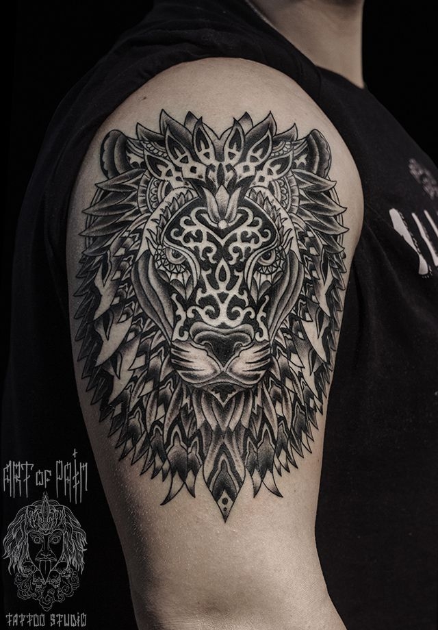 Татуировка мужская графика на плече лев и узоры – Мастер тату: 