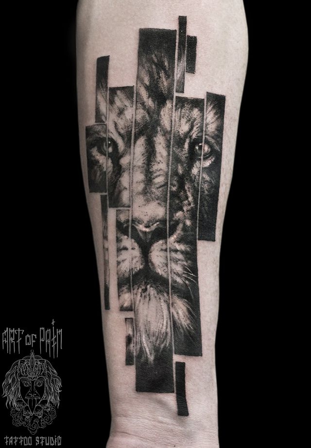 Татуировка мужская графика на предплечье отражение льва – Мастер тату: 