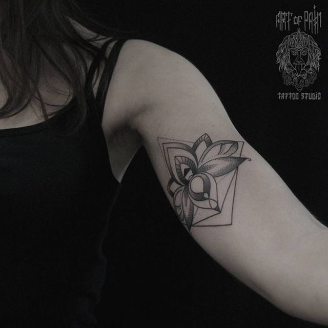 Татуировка женская графика на бицепсе лотос – Мастер тату: 