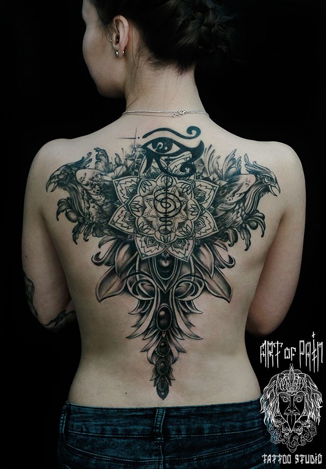 Татуировка женская графика на спине мандала, Глаз Гора и птицы – Мастер тату: 