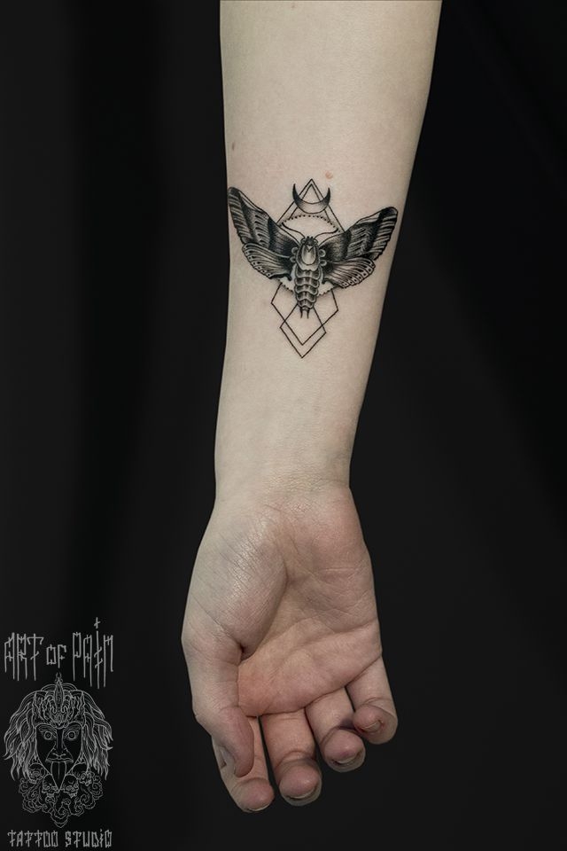Татуировка мужская графика на предплечье мотылек – Мастер тату: 