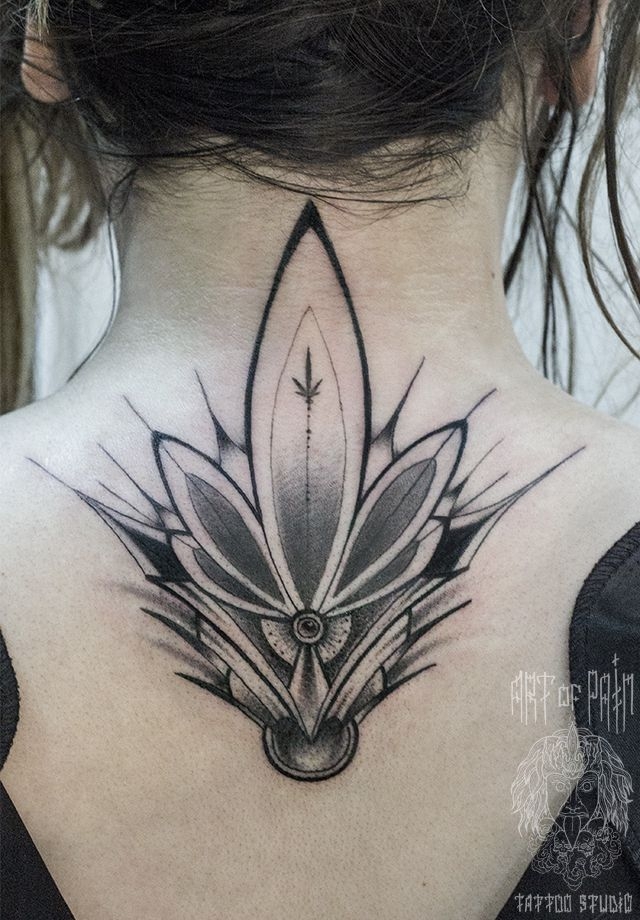Татуировка женская графика на спине орнамент «Лилия» – Мастер тату: 