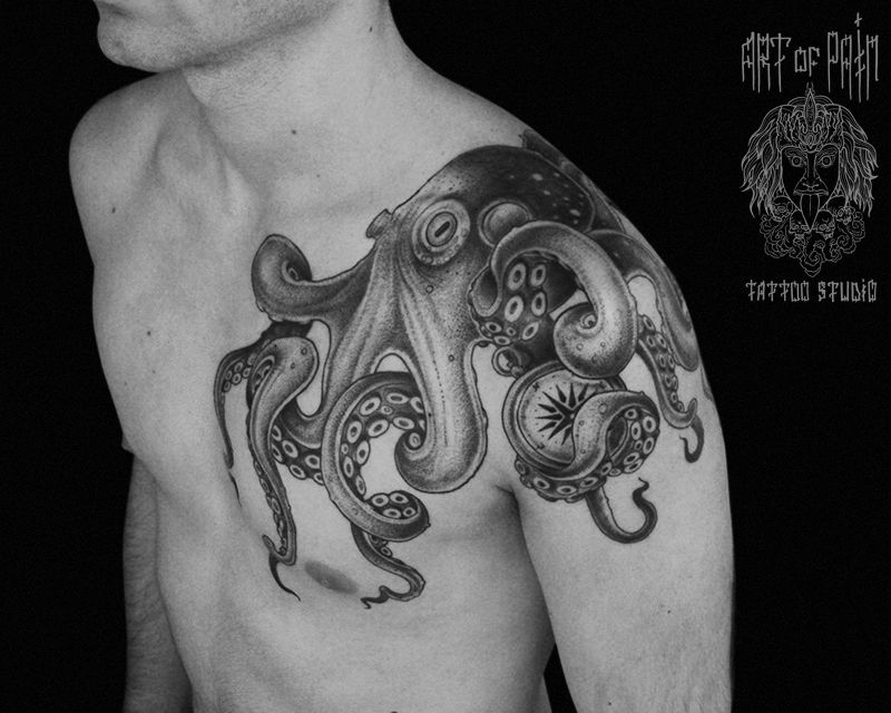 Татуировка мужская графика на плече осьминог – Мастер тату: 