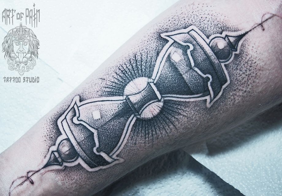 Татуировка мужская графика на предплечье песочные часы – Мастер тату: 