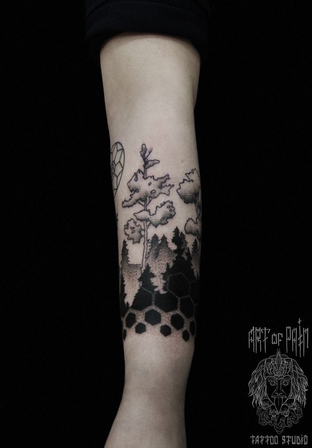 Татуировка женская на предплечье в стиле графика лесной пейзаж – Мастер тату: 