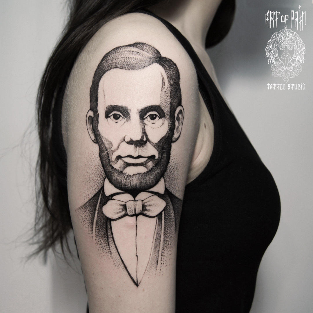 Татуировка женская графика на плече портрет Авраама Линкольна – Мастер тату: 