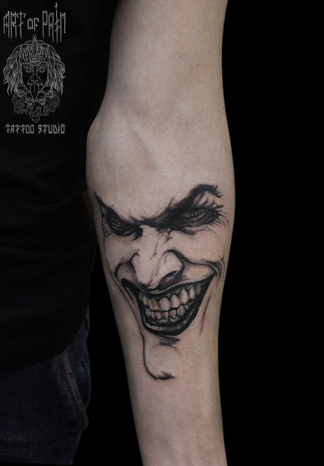 Татуировка мужская графика на предплечье портрет Джокера – Мастер тату: 