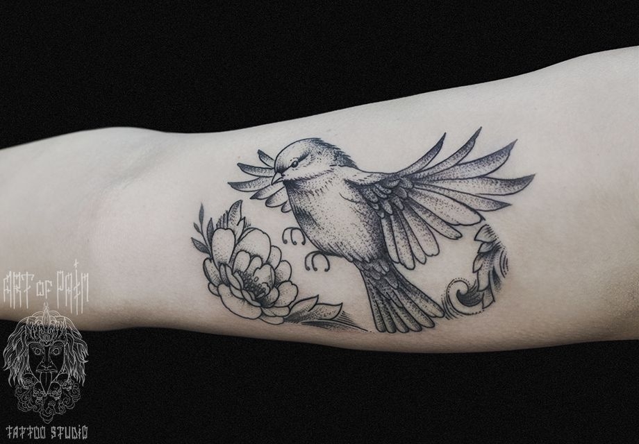Татуировка женская графика на бицепсе птицы – Мастер тату: 