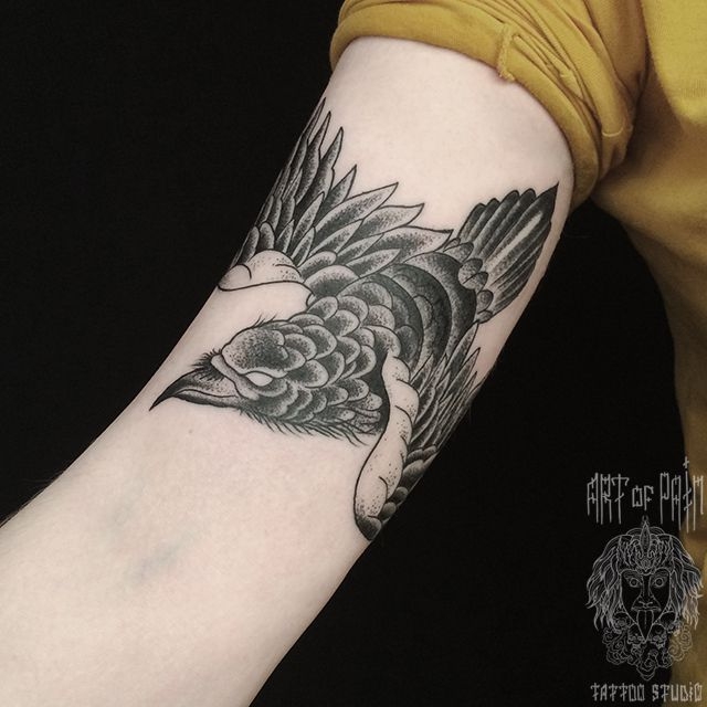 Татуировка мужская графика на руке птицы – Мастер тату: 