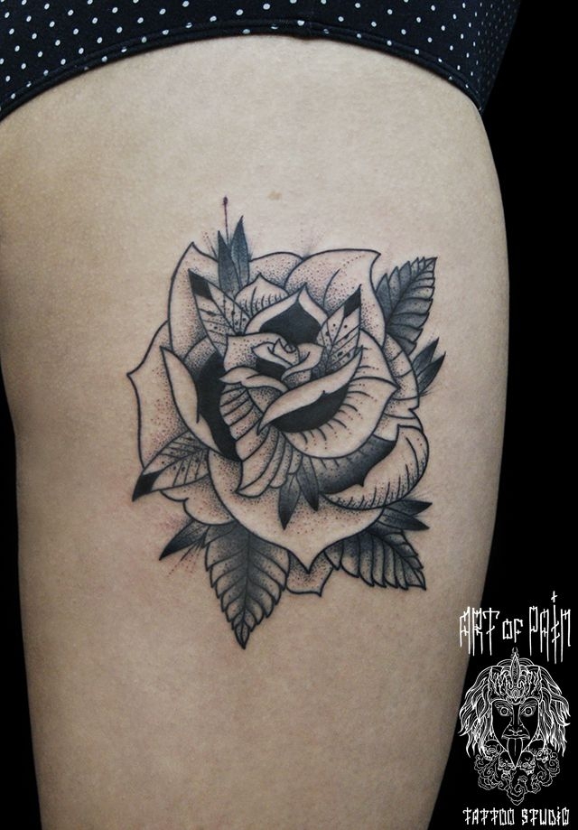 Женская татуировка на бедре розы в стиле графика – Мастер тату: 